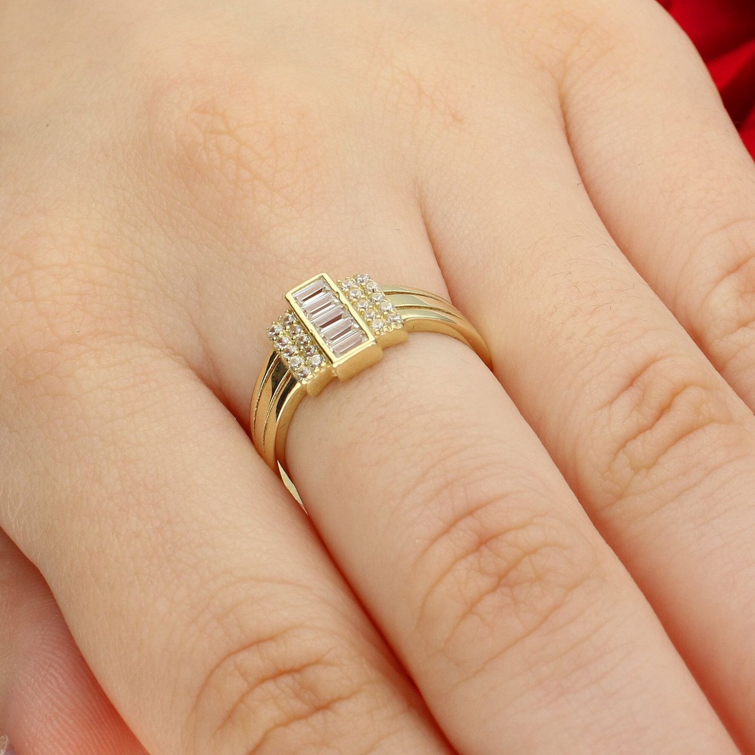 Złoty pierścionek damski 375 wysadzany cyrkoniami – duży, błyszczący.jpg